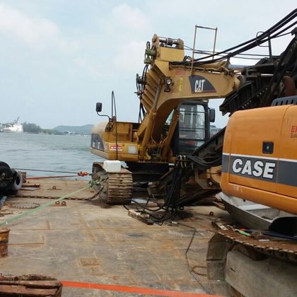 Escavadeiras CAT e CASE transportadas em balsa