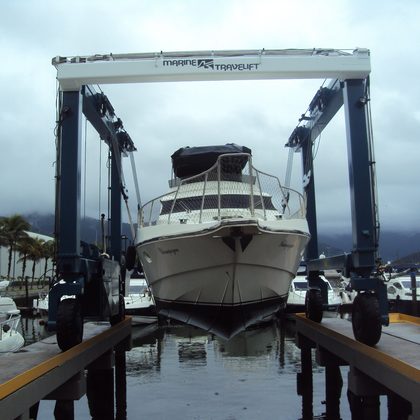 Marine Travelift com embarcação suspensa na marina