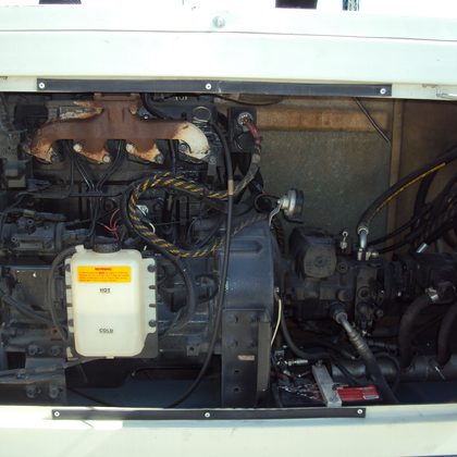 Motor de equipamento náutico aberto para revisão