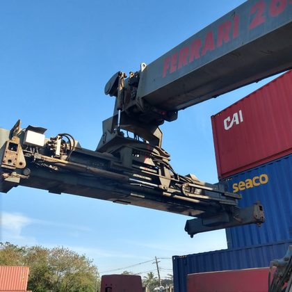 Empilhadeira de contêiner em operação no pátio