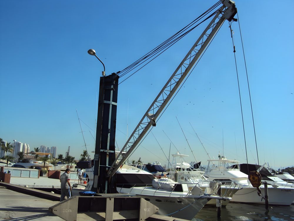 Travelift no estaleiro — Manutenção de equipamento de marina